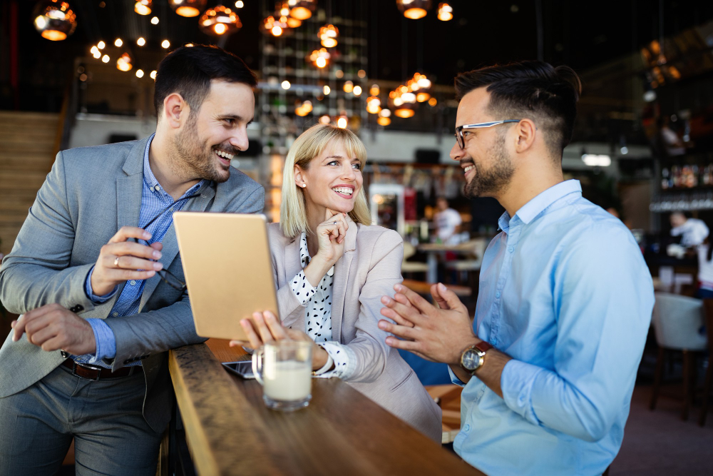Reunión entre hostelero y miembros de la gestoría en un bar