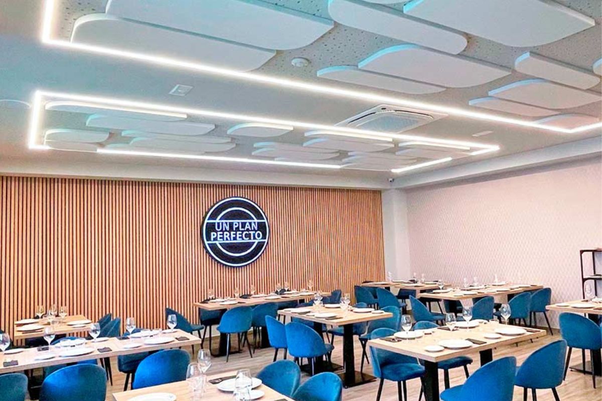 COMEDOR DE RESTAURANTE CON SOLUCIONES DE ABSOLTEC IMPLANTADAS
