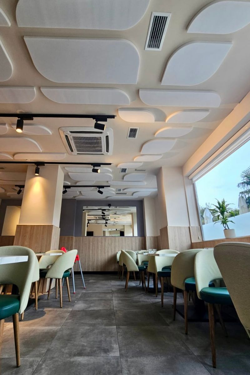 Comedor de un establecimiento hostelero en el que se pueden ver las soluciones de Absotec en el techo