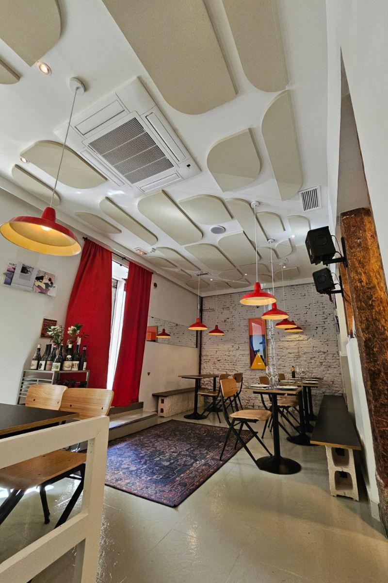 comedor de un restaurante con soluciones de Absotec en el techo