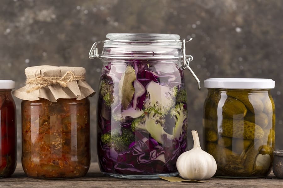Botes de cristal con alimentos fermentados