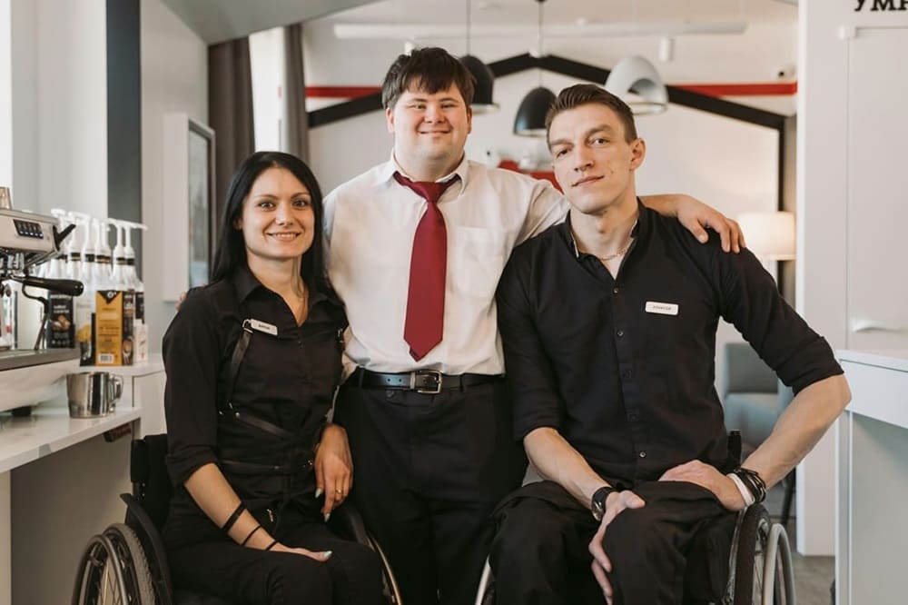 Tres camareros posan para la foto en equipo