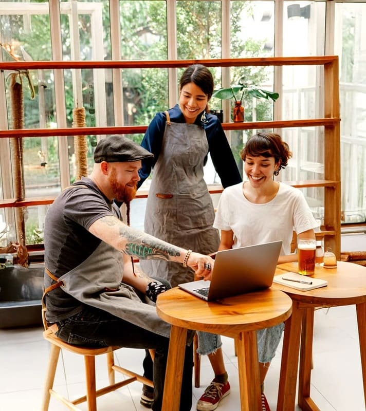Equipo de un bar se reúne frente a un ordenador 