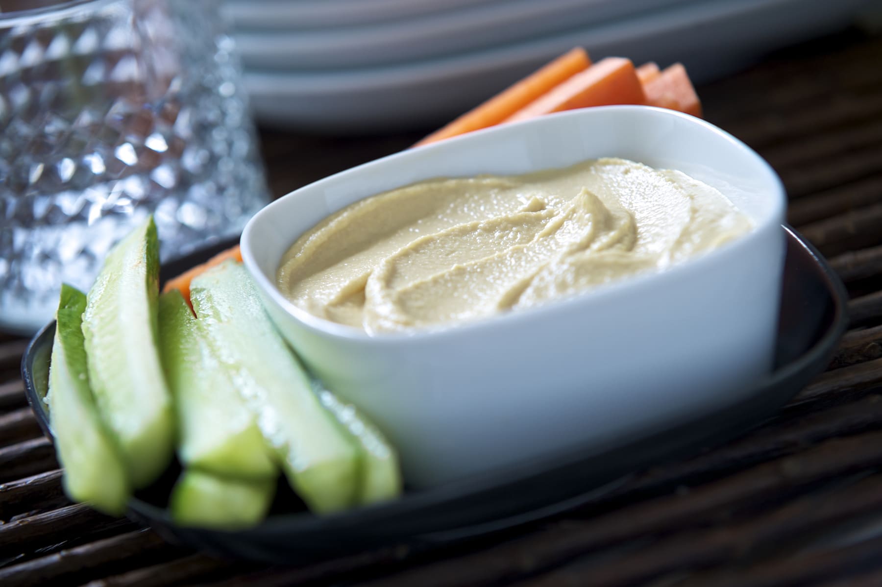 Hummus con crudit&eacute;s de pepino y zanahoria