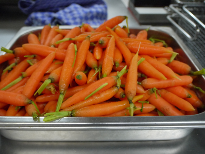 Zanahorias en la mise en place de un restaurante