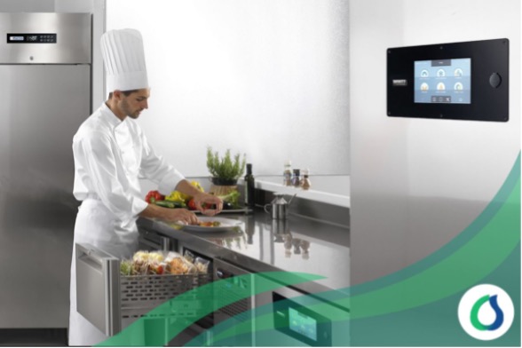 Cocinero profesional trabaja con alimentos en una cocina