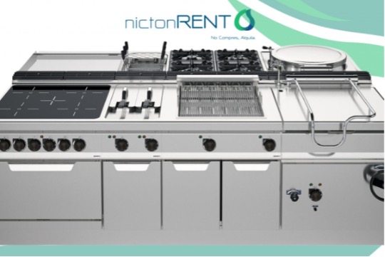 cocina profesional con diferentes estaciones de trabajo