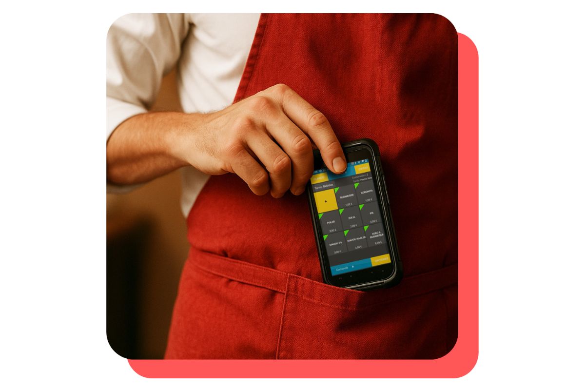 Un camarero guarda su com&aacute;ndelo digital en el bolsillo del mandil