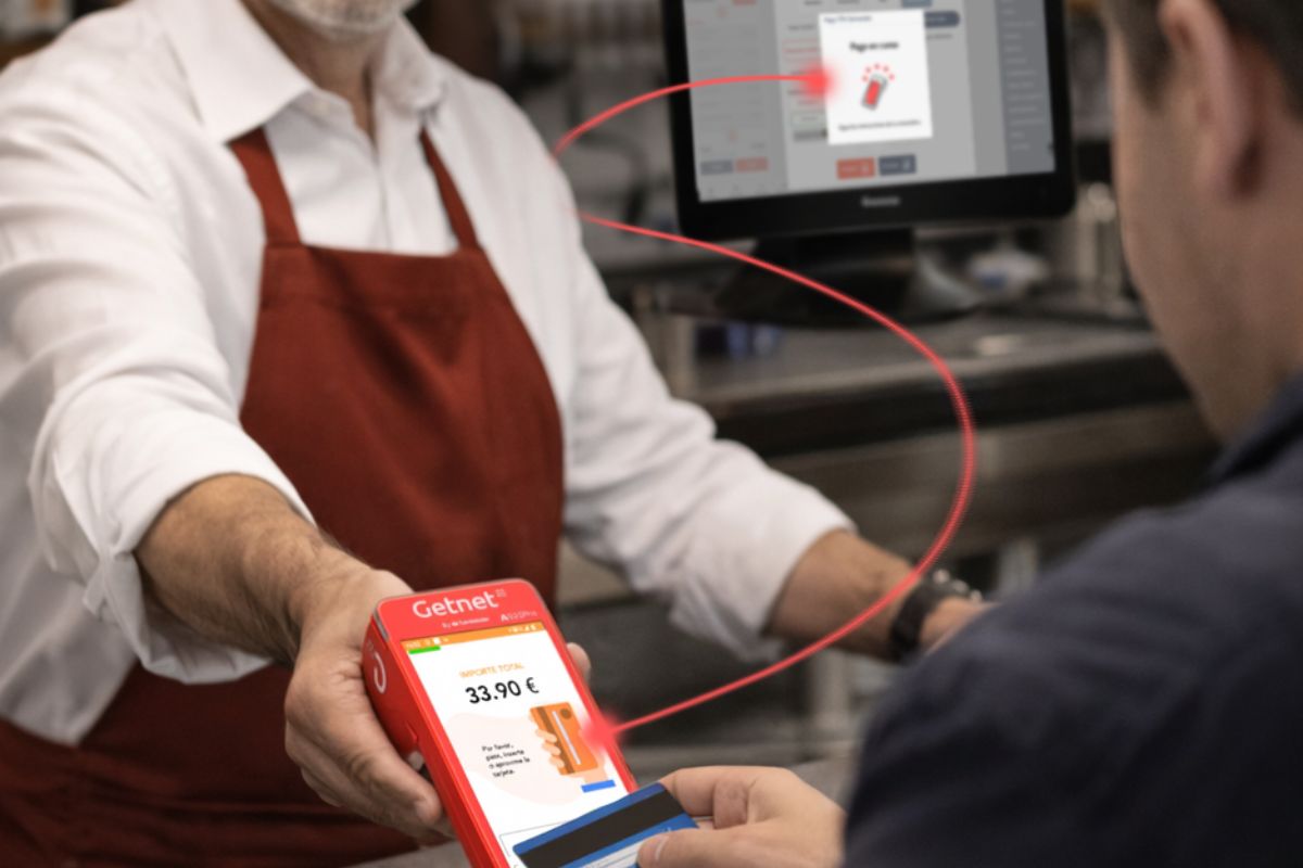 Un cliente paga en un bar